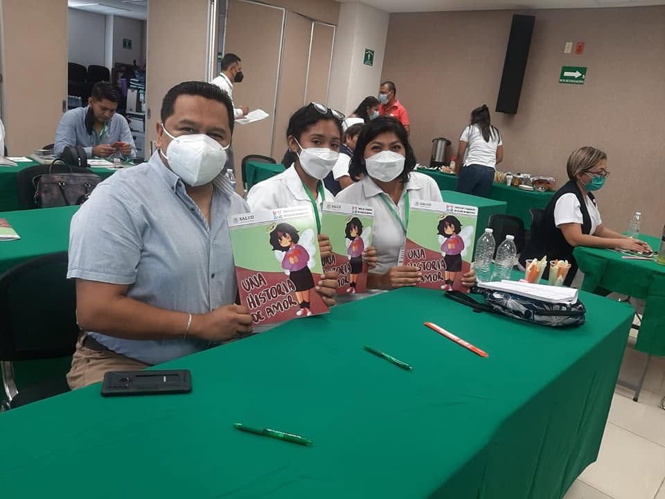 Participantes con materiales de cultura de donación en mesa de trabajo