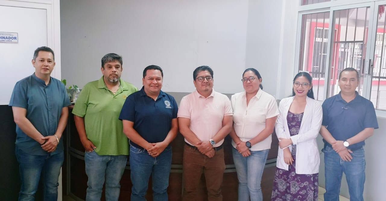 Grupo de colaboración institucional en oficina universitaria