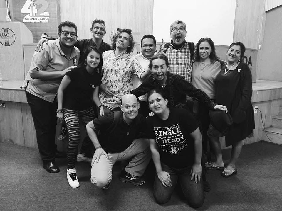 Grupo artístico y universitario en actividad cultural