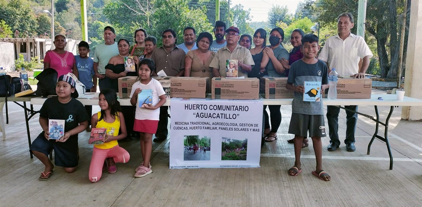 Huerto comunitario con participantes de distintas edades