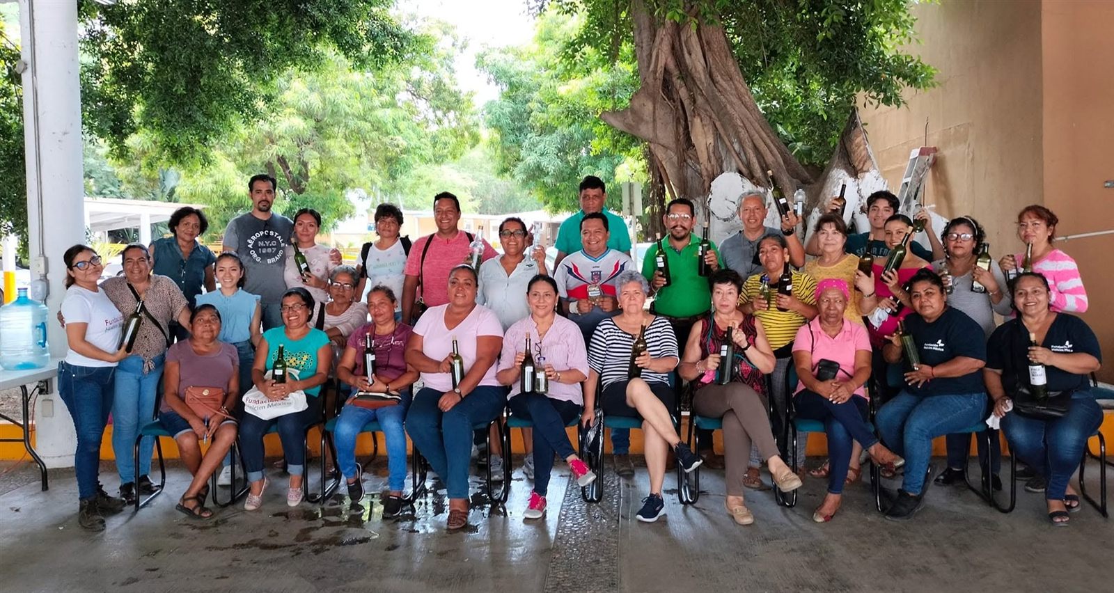 Grupo comunitario con productos de taller y colaboración social