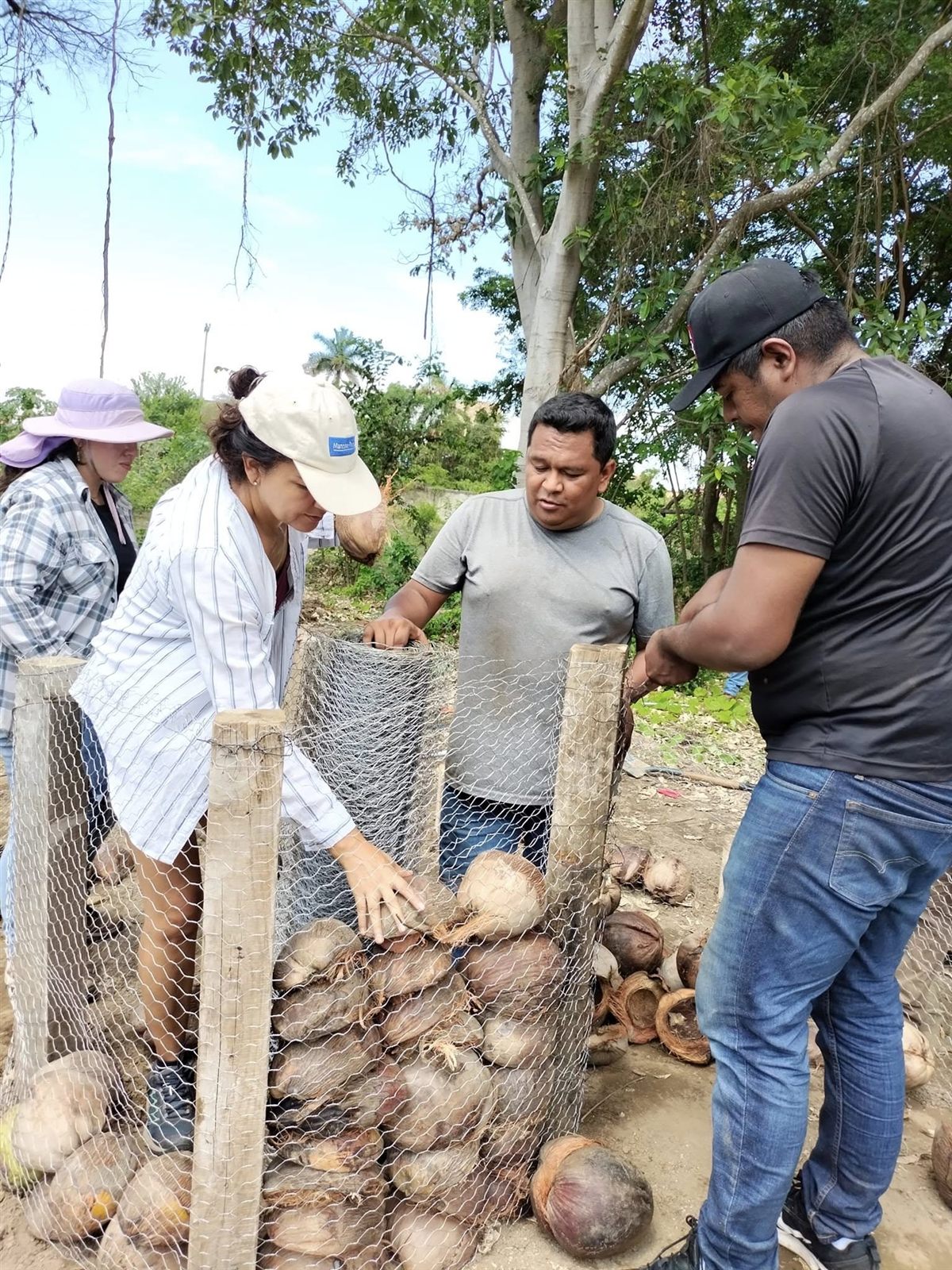 Participantes trabajando en actividad comunitaria al aire libre
