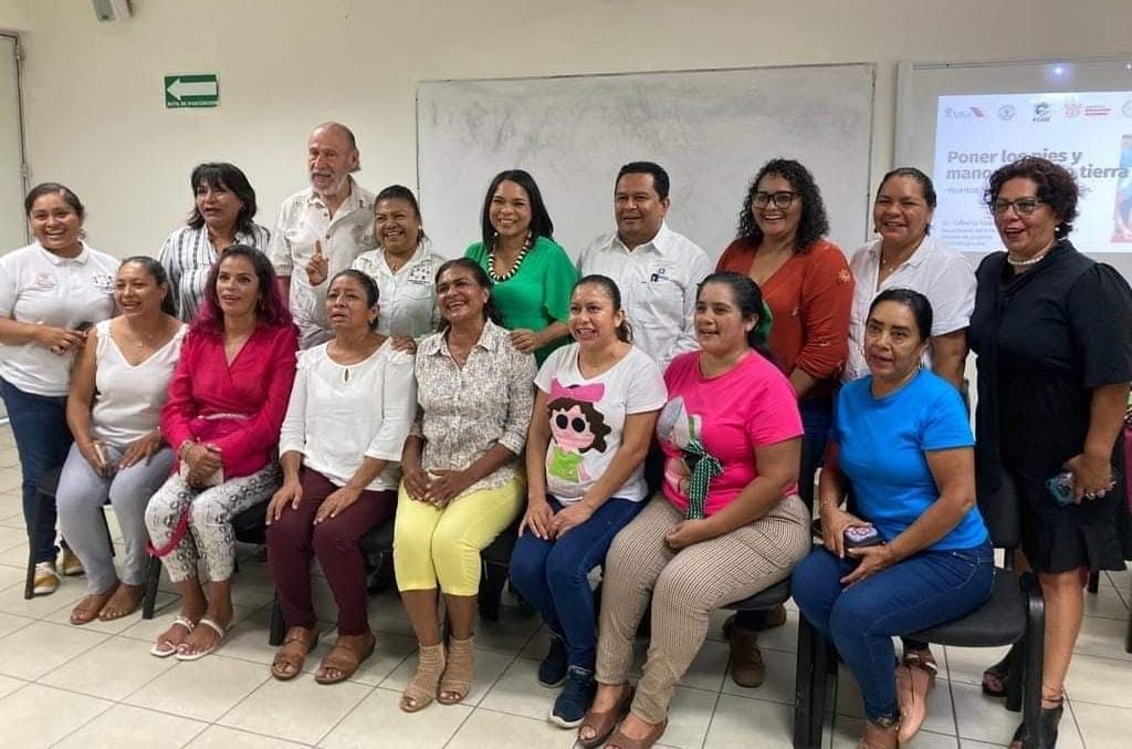 Grupo de mujeres en taller comunitario y universitario