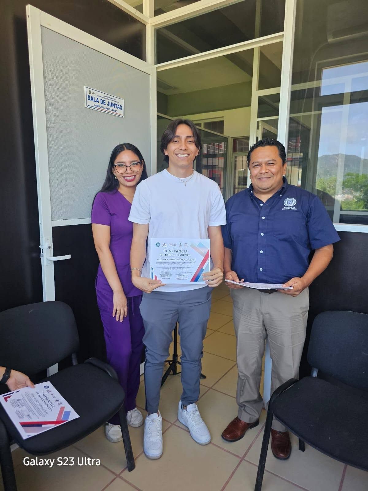 Entrega de constancia en espacio universitario