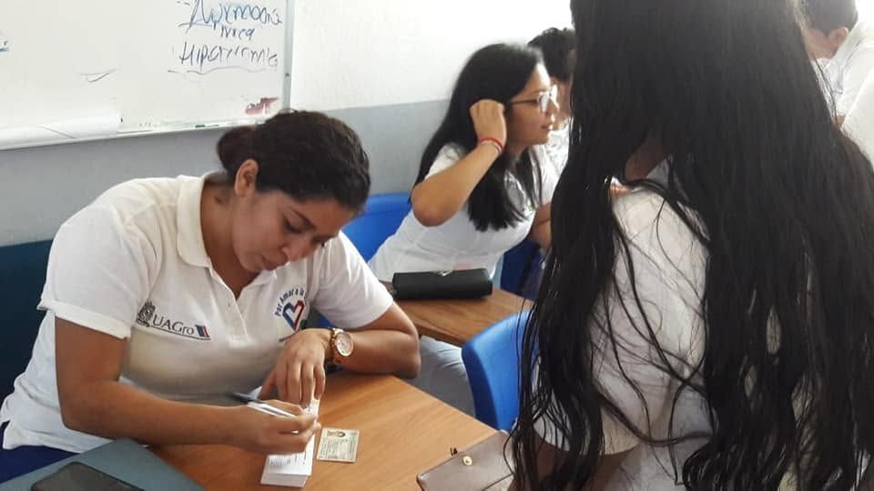 Estudiantes participando en actividad educativa de salud