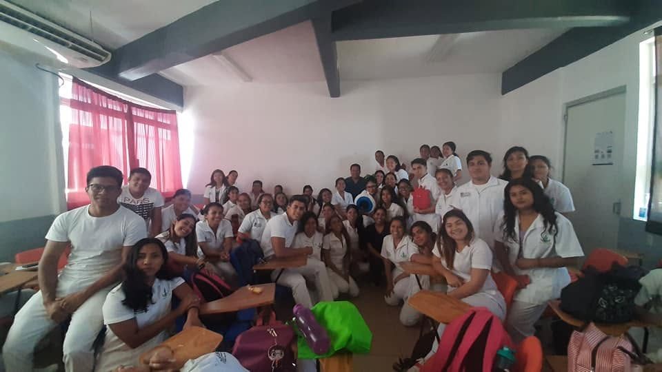 Grupo amplio de estudiantes en aula universitaria