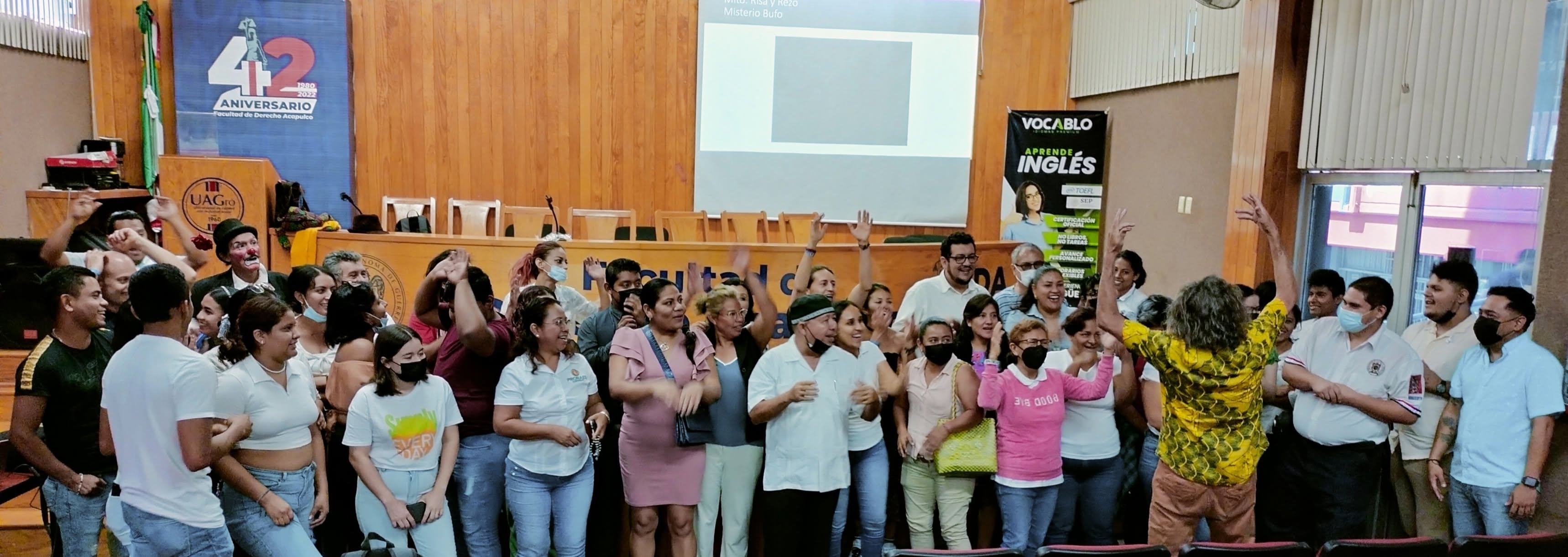 Grupo comunitario durante una intervención social