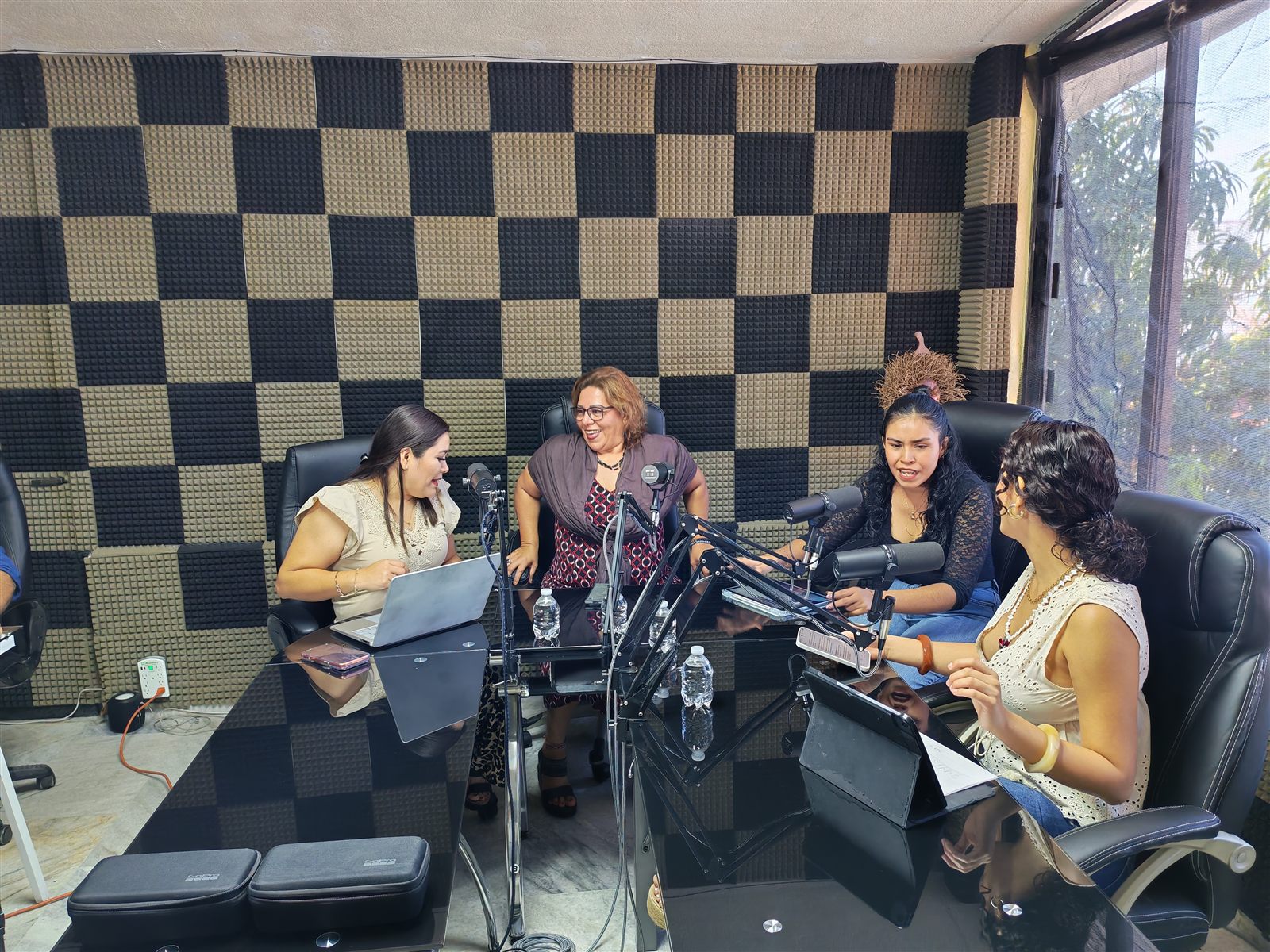 Mesa de grabación de podcast con participantes
